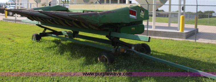 image for item F3302 John Deere 653 corn head