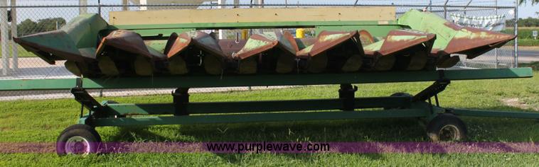image for item F3302 John Deere 653 corn head