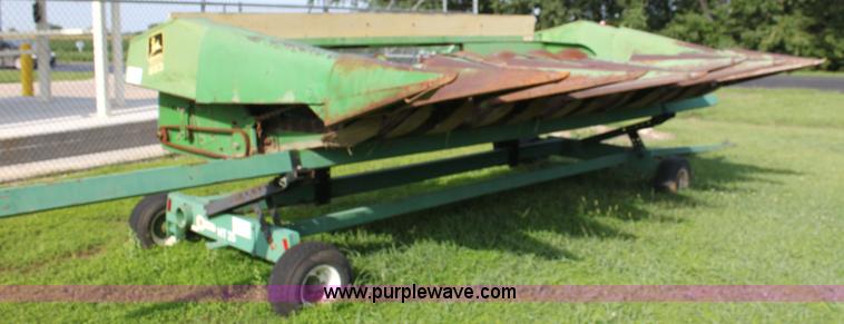 image for item F3302 John Deere 653 corn head