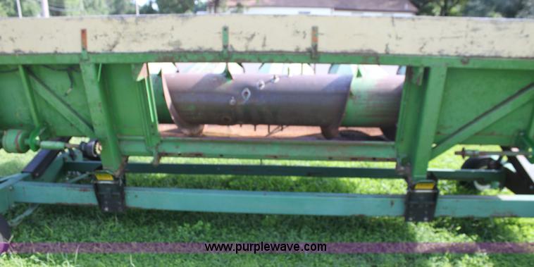 image for item F3302 John Deere 653 corn head