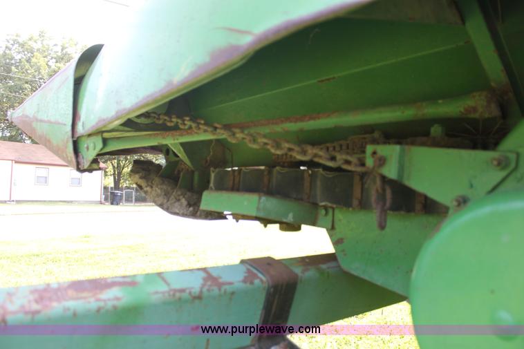 image for item F3302 John Deere 653 corn head