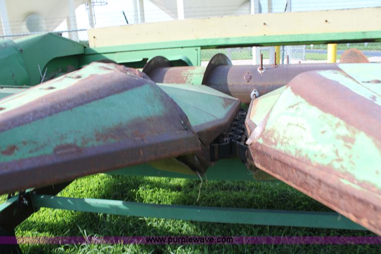 image for item F3302 John Deere 653 corn head