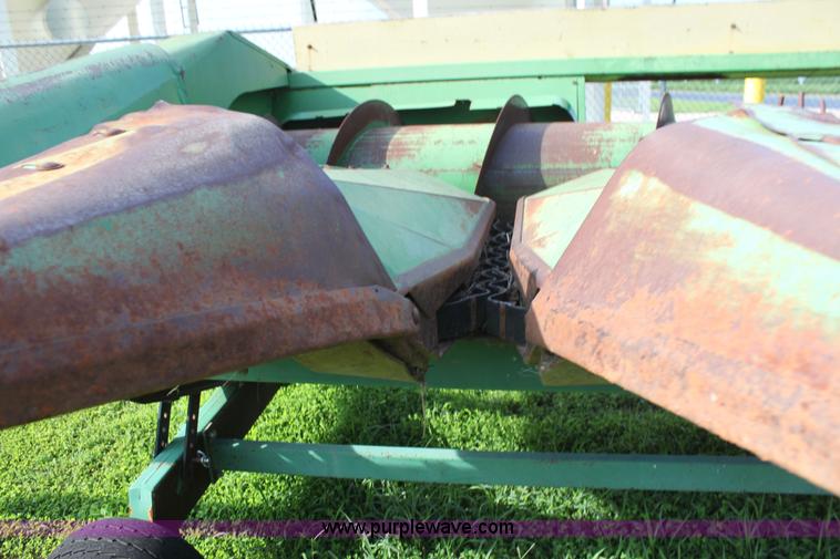 image for item F3302 John Deere 653 corn head
