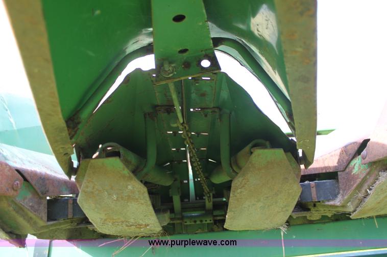 image for item F3302 John Deere 653 corn head