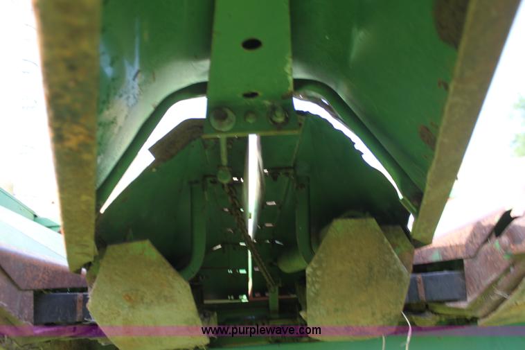image for item F3302 John Deere 653 corn head