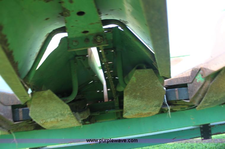image for item F3302 John Deere 653 corn head