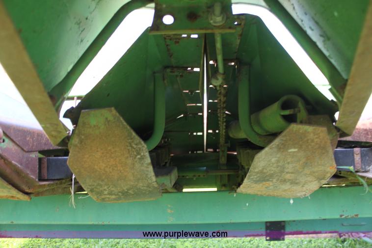 image for item F3302 John Deere 653 corn head