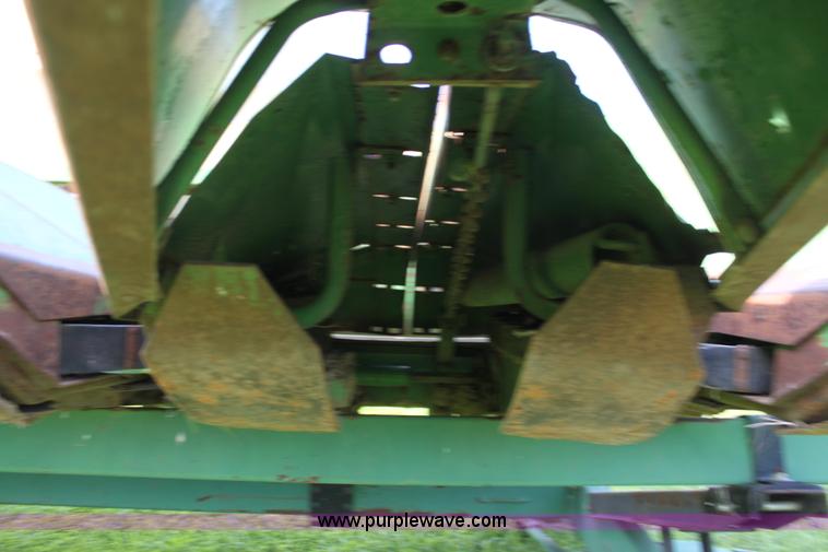 image for item F3302 John Deere 653 corn head