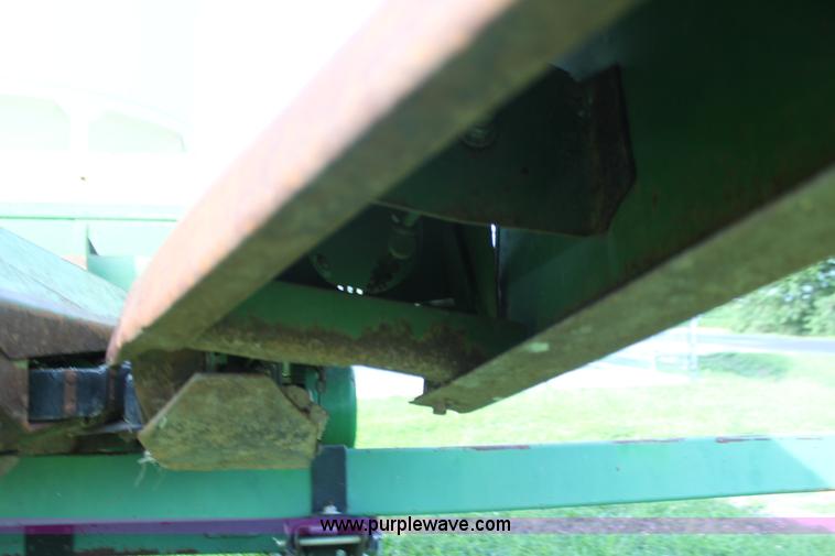 image for item F3302 John Deere 653 corn head
