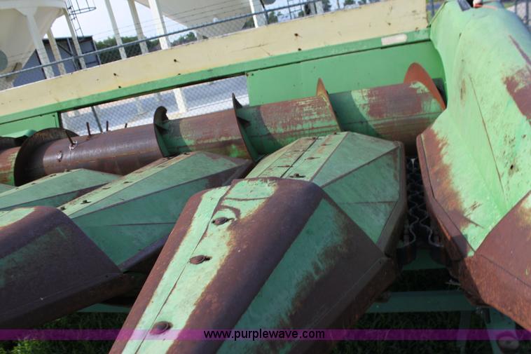 image for item F3302 John Deere 653 corn head