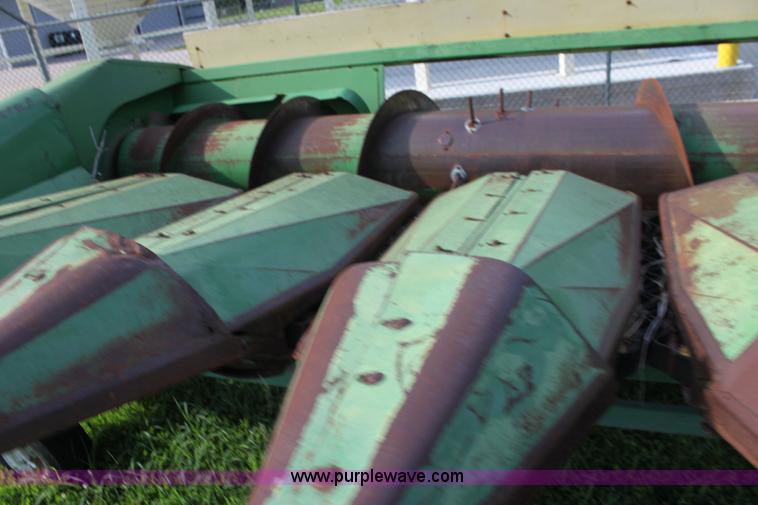 image for item F3302 John Deere 653 corn head