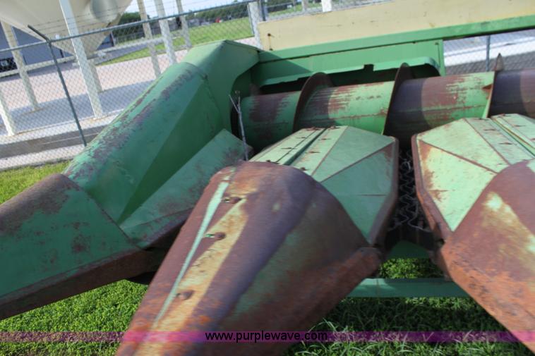 image for item F3302 John Deere 653 corn head