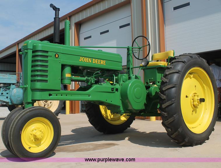 image for item F3304 1948 John Deere B tractor