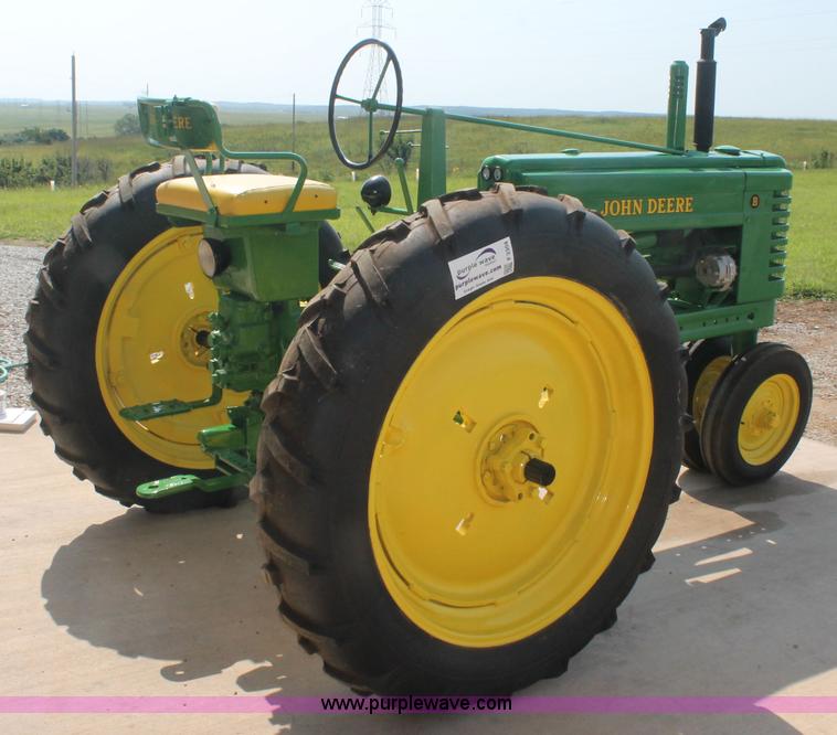 image for item F3304 1948 John Deere B tractor