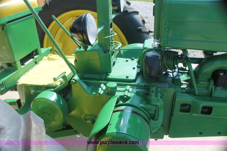 image for item F3304 1948 John Deere B tractor