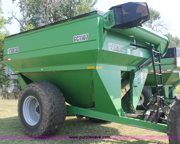 image for item F3307 2004 Frontier GC1107 grain cart
