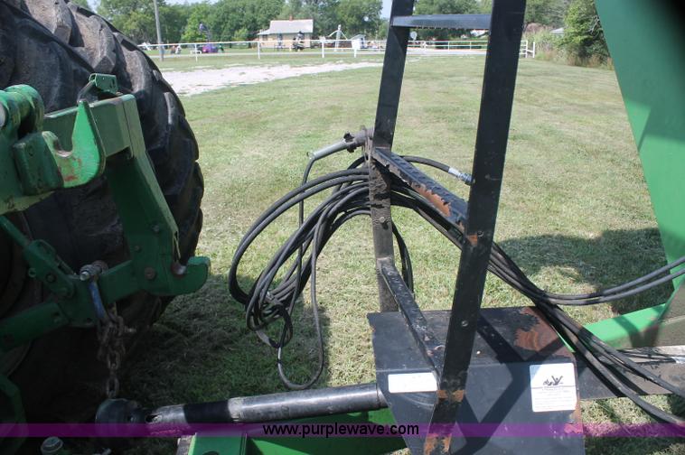 image for item F3307 2004 Frontier GC1107 grain cart