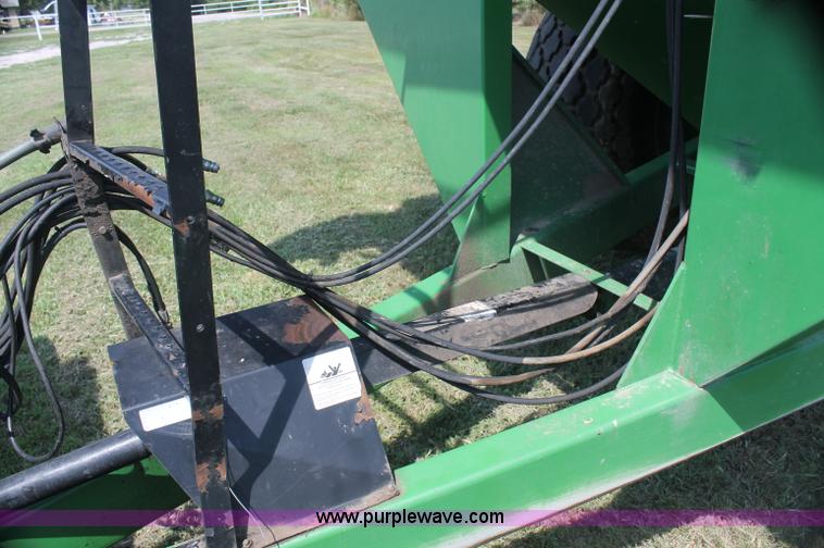 image for item F3307 2004 Frontier GC1107 grain cart