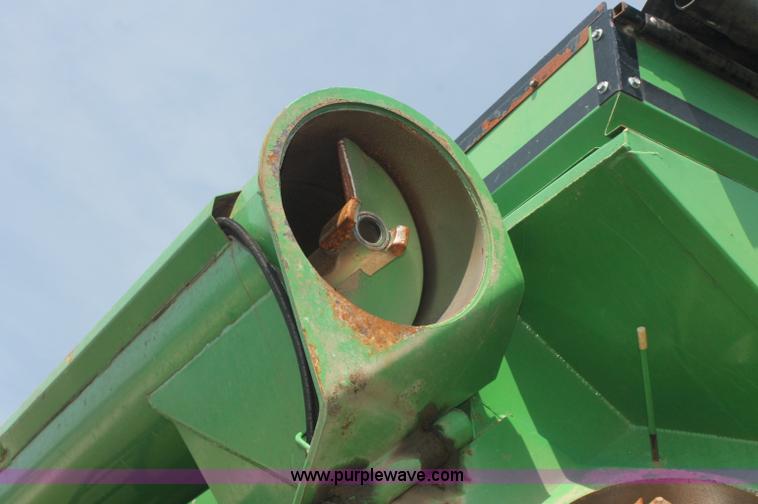 image for item F3307 2004 Frontier GC1107 grain cart