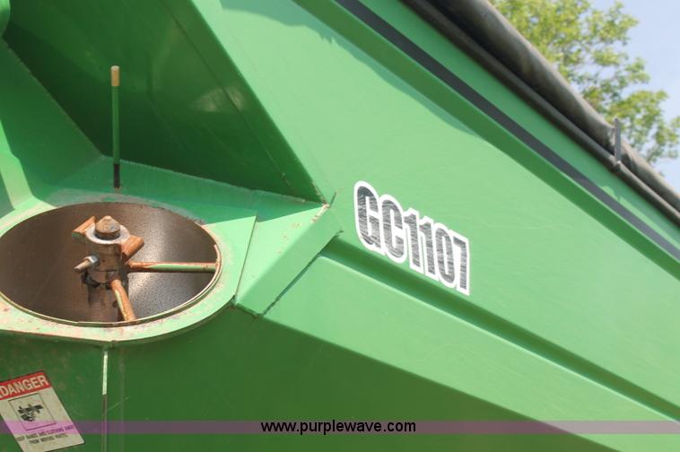 image for item F3307 2004 Frontier GC1107 grain cart