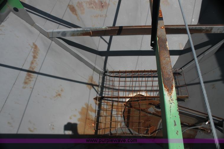 image for item F3307 2004 Frontier GC1107 grain cart