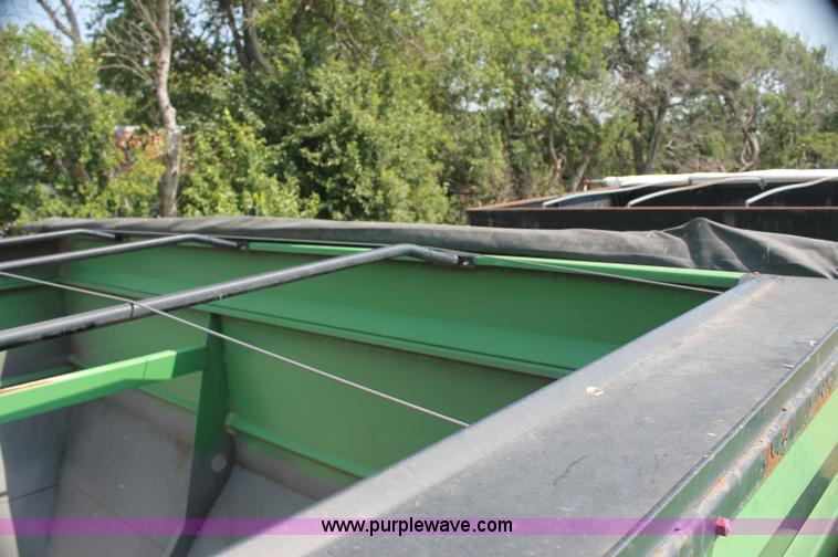 image for item F3307 2004 Frontier GC1107 grain cart