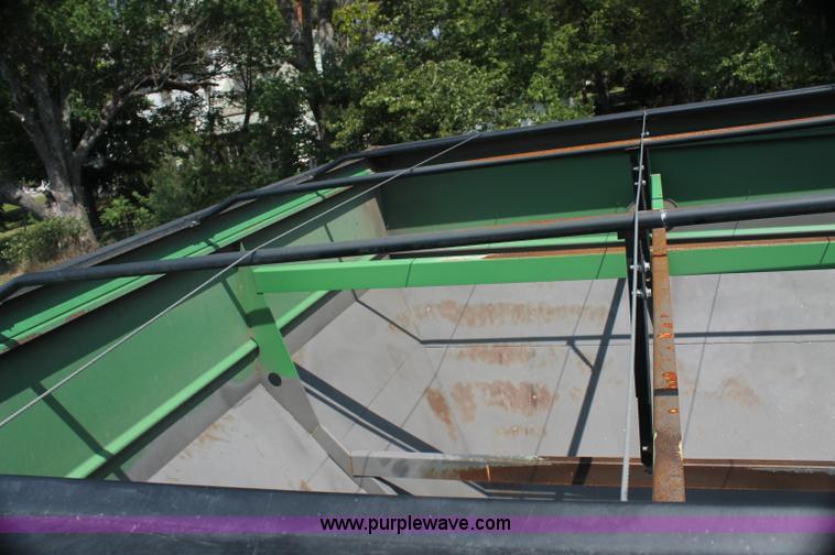 image for item F3307 2004 Frontier GC1107 grain cart