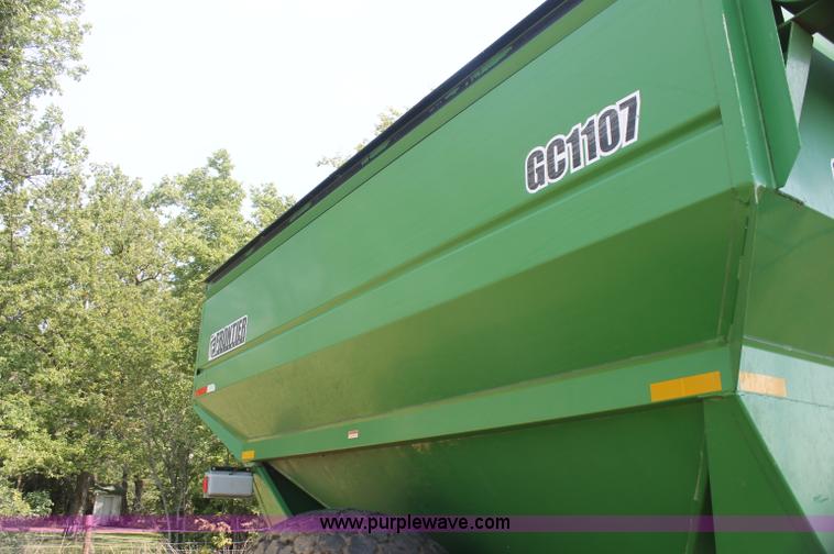 image for item F3307 2004 Frontier GC1107 grain cart