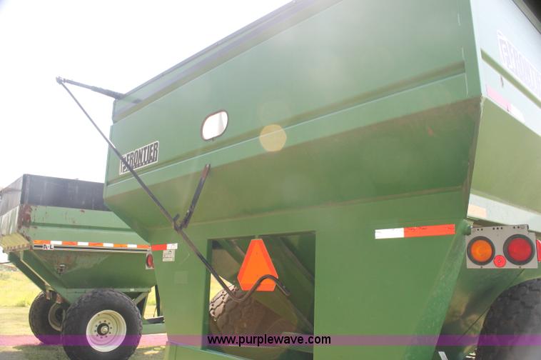 image for item F3307 2004 Frontier GC1107 grain cart