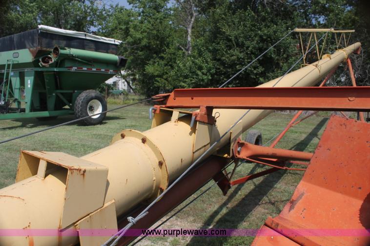 image for item F3309 1999 Westfield MK100-61 portable auger