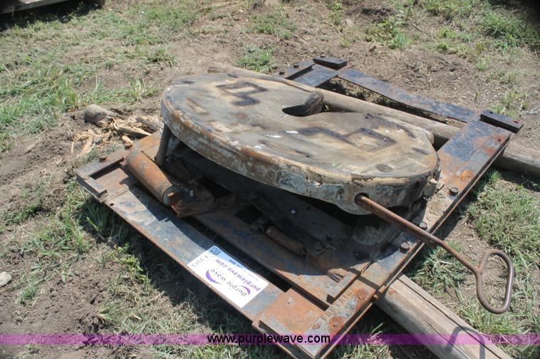 Fontaine semi fifth wheel hitch in Eureka, KS Item F3313 sold Purple Wave