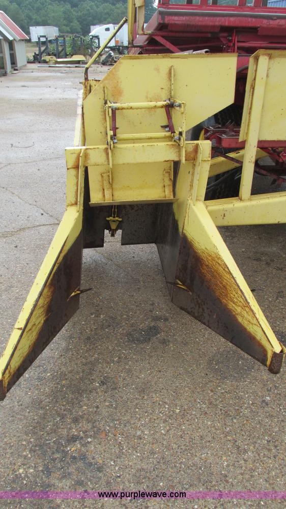 image for item I3248 New Holland 1049 Stackcruiser self-propelled bale wagon