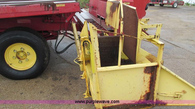 image for item I3248 New Holland 1049 Stackcruiser self-propelled bale wagon