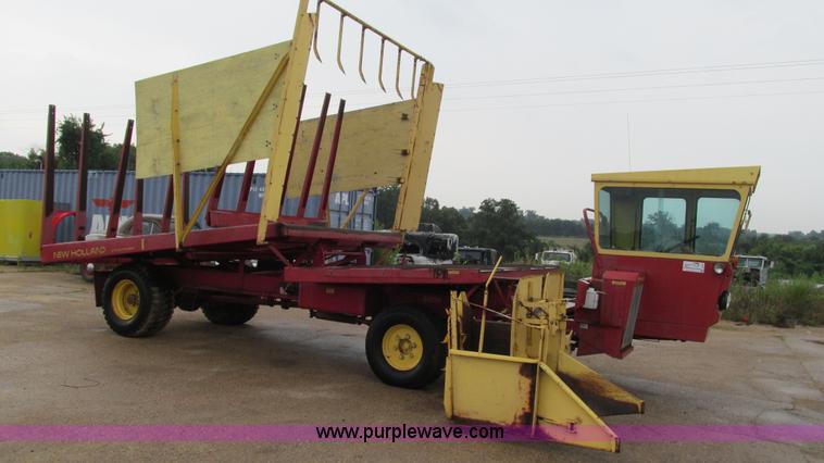 image for item I3248 New Holland 1049 Stackcruiser self-propelled bale wagon