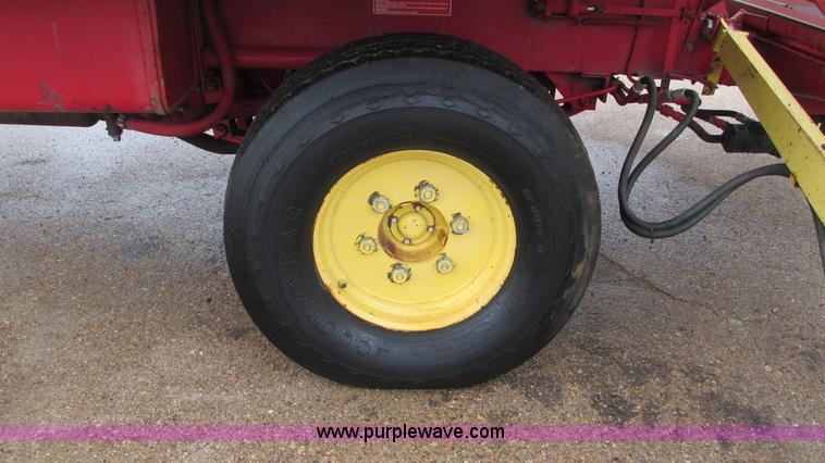 image for item I3248 New Holland 1049 Stackcruiser self-propelled bale wagon