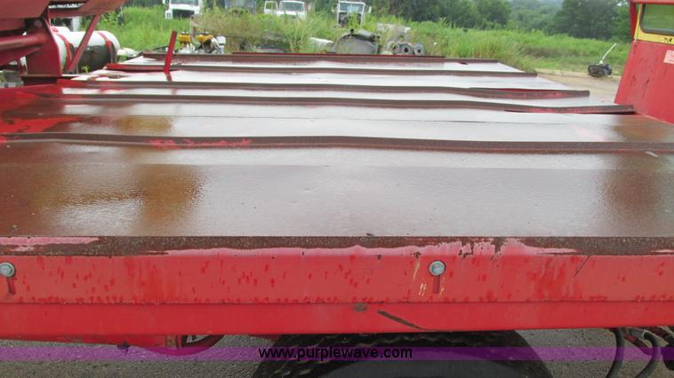 image for item I3248 New Holland 1049 Stackcruiser self-propelled bale wagon