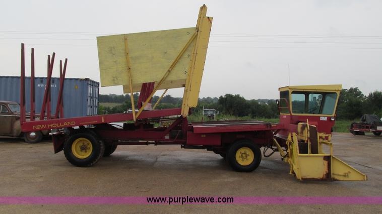 image for item I3248 New Holland 1049 Stackcruiser self-propelled bale wagon