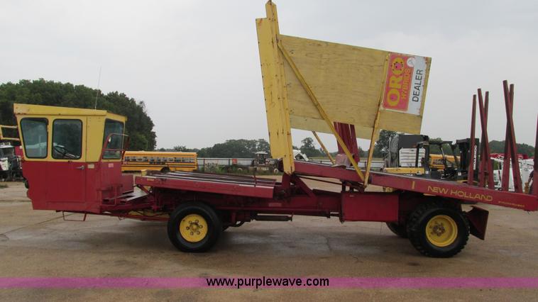 image for item I3248 New Holland 1049 Stackcruiser self-propelled bale wagon