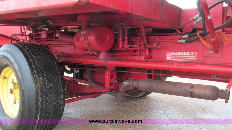 image for item I3248 New Holland 1049 Stackcruiser self-propelled bale wagon