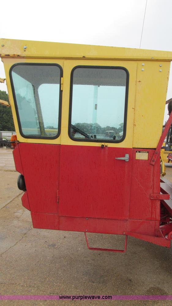 image for item I3248 New Holland 1049 Stackcruiser self-propelled bale wagon