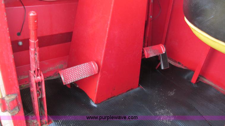 image for item I3248 New Holland 1049 Stackcruiser self-propelled bale wagon