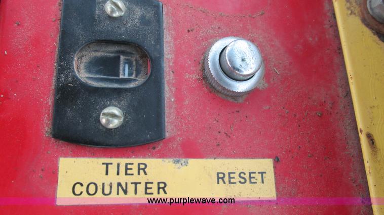 image for item I3248 New Holland 1049 Stackcruiser self-propelled bale wagon