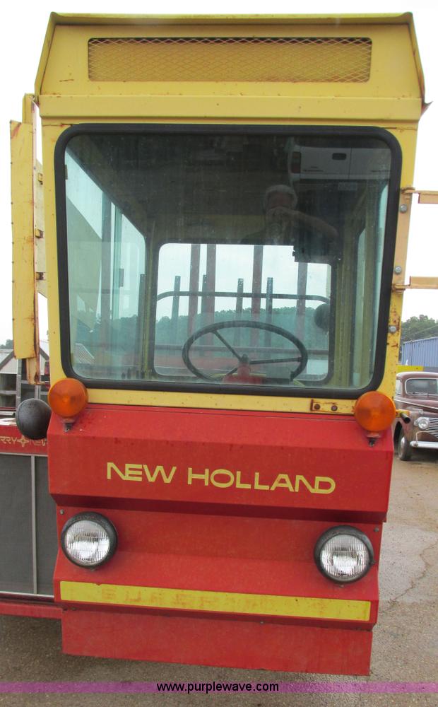 image for item I3248 New Holland 1049 Stackcruiser self-propelled bale wagon