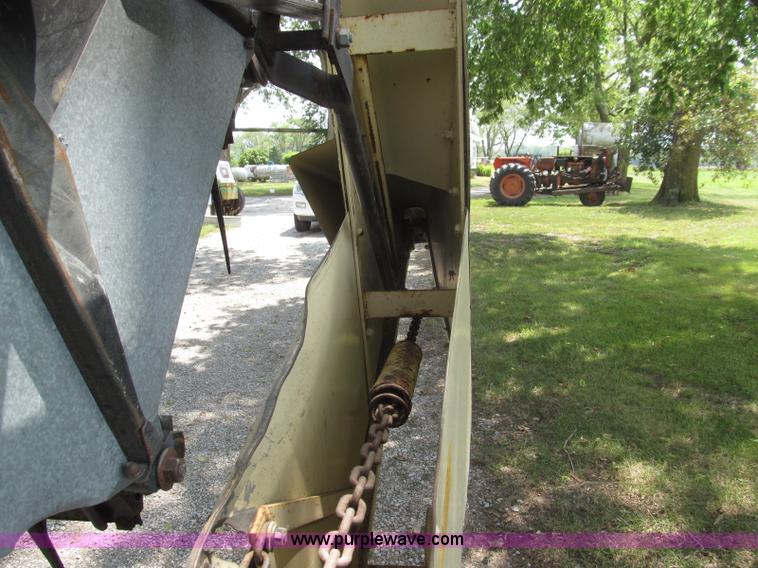 image for item I8986 1978 Allis-Chalmers Gleaner K2 combine