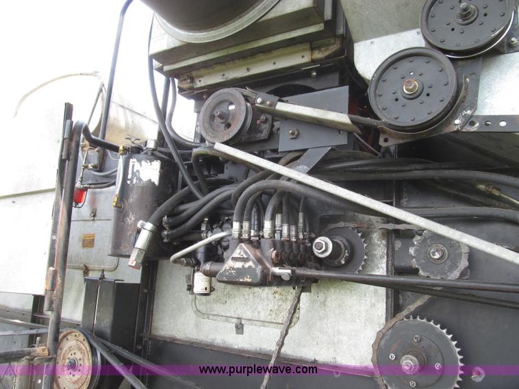 image for item I8986 1978 Allis-Chalmers Gleaner K2 combine