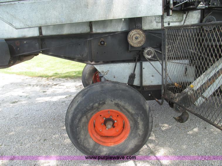 image for item I8986 1978 Allis-Chalmers Gleaner K2 combine