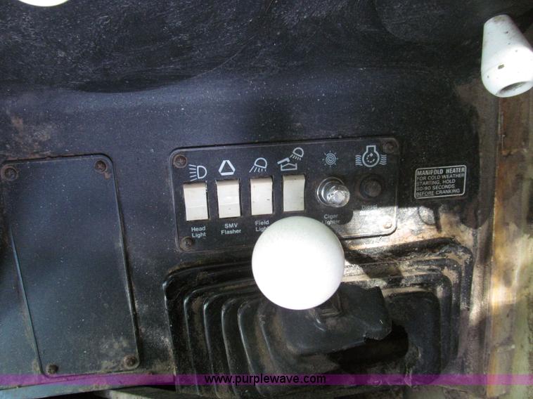 image for item I8986 1978 Allis-Chalmers Gleaner K2 combine