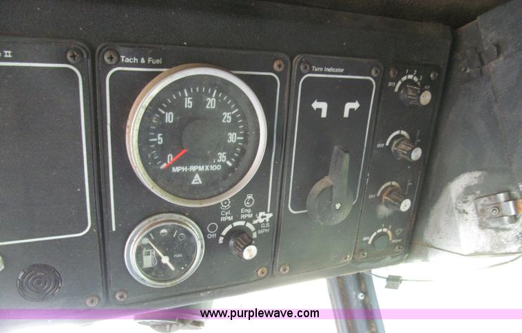 image for item I8986 1978 Allis-Chalmers Gleaner K2 combine