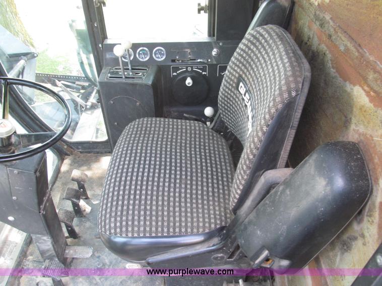 image for item I8986 1978 Allis-Chalmers Gleaner K2 combine