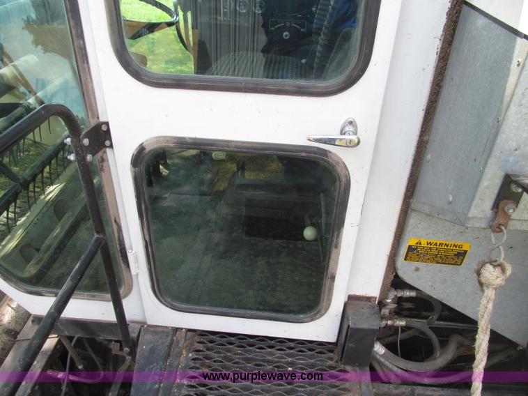 image for item I8986 1978 Allis-Chalmers Gleaner K2 combine